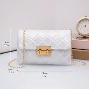 Weiße gesteppte Umhängetasche mit Glitzereffekt und Goldkette, Größe 22x14x4cm