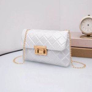 Nahaufnahme der silbernen Glitzer-Stepptasche mit goldener Kette und Metallverschluss