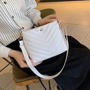 White quilted PU leather bucket bag with V-shaped stitching and golden round buckle