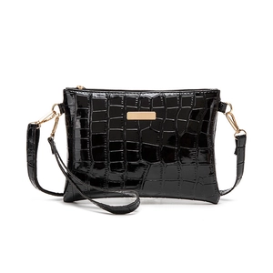 Minimalistische schwarze Damen-Umhängetasche mit Krokostruktur und goldener Hardware