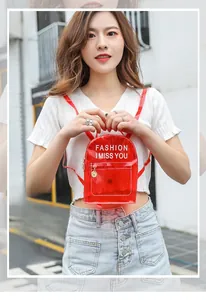Sac à dos rouge transparent en PVC tendance avec lettrage blanc pour femmes