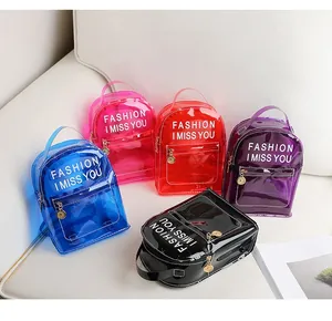Détail de mini-sacs à dos en PVC transparent coloré en bleu, rose et tons violets