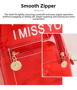Gros plan sur la fermeture éclair dorée et texte imprimé sur le sac rouge transparent