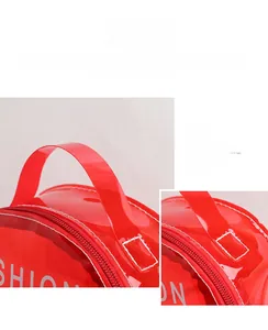 Détails du sac à main en PVC rouge transparent avec coutures renforcées et fermeture éclair