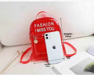 Détail d'un mini sac à dos en PVC rouge transparent avec comparaison de taille 15x7x19 cm