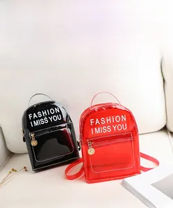 Détail de mini sacs à dos transparents en PVC rouge et noir avec imprimés Fashion