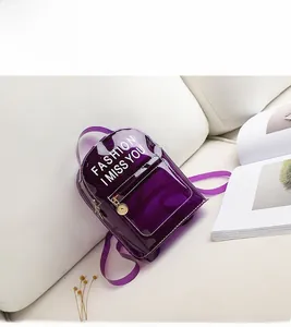 Détail d'un mini sac à dos en PVC transparent violet avec imprimé Fashion I Miss You