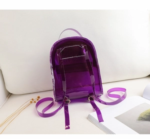 Détail du mini sac à dos en PVC violet transparent avec boucles dorées et sangles