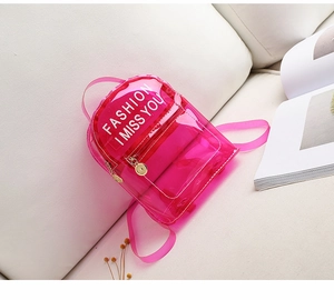 Détail du mini sac à dos en PVC rose transparent avec slogan de mode blanc