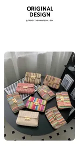 Vista plana de bolsos bandolera de paja tejida con cierre de giro dorado y cadena