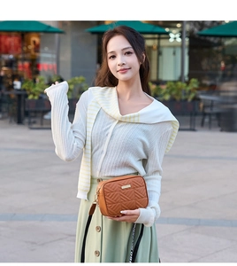 Bolso cámara acolchado marrón con diseño en V y correa ancha de tejido a la moda
