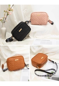 Detalle de bolsos bandolera acolchados en colores rosa, negro y marrón caramelo