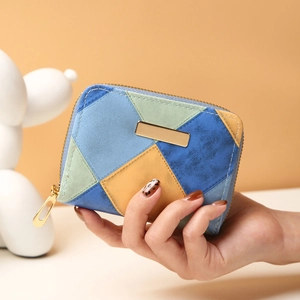 Kurze minimalistische Patchwork Geldbörse mit bunten Lederblöcken und goldener Metallleiste