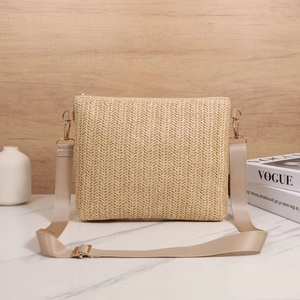 Minimalistische geflochtene Stroh-Umhängetasche mit goldenen Details und Riemen