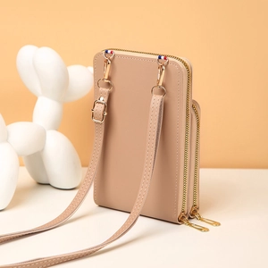 Détail du sac à bandoulière beige pour téléphone avec double zip et finitions dorées