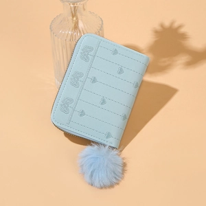 Portafoglio azzurro alla moda con ricami a farfalla e ciondolo con pompon di peluche