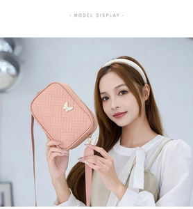 Detalle de bolso bandolera rosa acolchado con hebilla de mariposa en una modelo