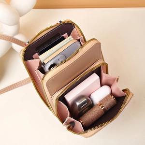 Vue détaillée du sac bandoulière rose à plusieurs couches montrant sa grande capacité