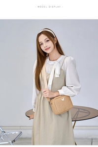 Bolso bandolera acolchado caqui con adorno de mariposa blanca y correa ancha de tela