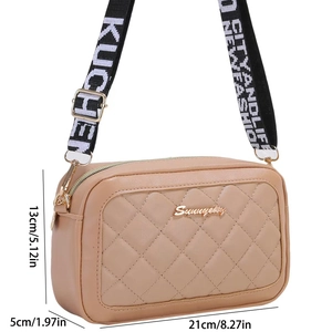 Sac caméra beige matelassé avec bandoulière brodée et logo en métal, 21x13x5cm