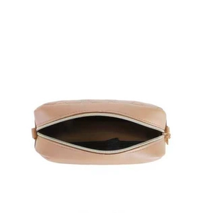 Sac bandoulière matelassé camel avec fermeture éclair dorée et doublure intérieure noire