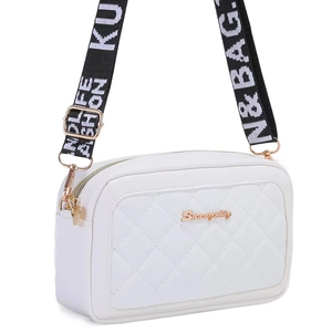 Sac bandoulière blanc matelassé avec logo doré et large bandoulière en tissu tendance