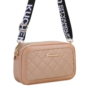 Détail du sac bandoulière matelassé beige avec sa sangle large en tissu ajustable
