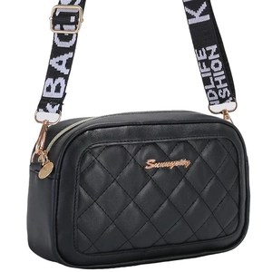 Sac bandoulière matelassé noir avec détails dorés et sangle large à lettrage mode