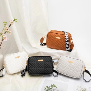 Bolsos bandolera acolchados en cuatro colores con correas anchas de letras y placa dorada