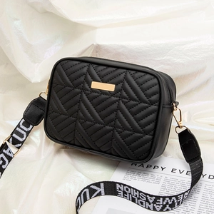 Bolso bandolera acolchado negro con correa ancha de jacquard ajustable y elegante