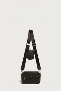 Détail du sac photo marron à monogramme avec bandoulière large et porte-monnaie assorti