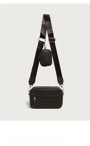 Vue détaillée du sac à bandoulière vintage avec petit porte-monnaie et large sangle