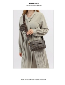 Gros plan d'un sac bandoulière vintage marron avec une petite pochette ronde amovible
