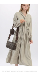 Détail d'un sac à main rétro à motif géométrique avec bandoulière large sur un modèle