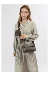 Détail du sac à bandoulière vintage à motifs avec sangle large et petit porte-monnaie