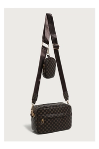 Vue détaillée du sac à bandoulière vintage avec large sangle et petit porte-monnaie