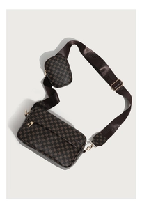 Détail du motif géométrique rétro sur le sac à bandoulière marron avec petit porte-monnaie