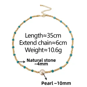 Détail du collier de perles avec turquoise, perles dorées et une perle blanche de 10mm
