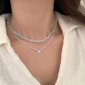 Collier élégant à double couche avec perles blanches dépolies et pendentif en zircon