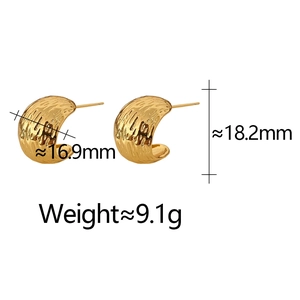 Detailed view of golden C-shaped textured earrings with size and weight measurements