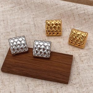 Boucles d'oreilles carrées tressées géométriques en finitions or et argent