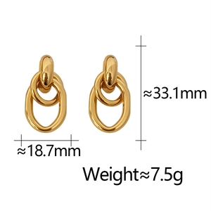 Vue détaillée de boucles d'oreilles doubles dorées avec dimensions 33,1mm x 18,7mm