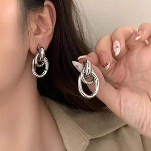 Boucles d'oreilles créoles triples en argent avec anneaux géométriques entrelacés