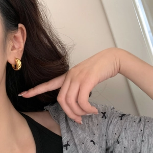 Elegant gold croissant hoop earrings in polished twisted metal for a minimalist daily look