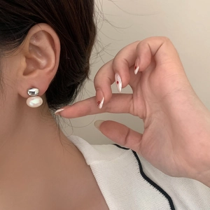 Boucles d'oreilles vintage avec perles blanches et sphères argentées de style français
