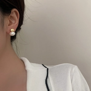 Boucles d'oreilles vintage avec hémisphère en métal doré et élégant pendentif en perle