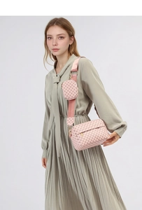 Sac bandoulière rose avec sangle large et petit porte-monnaie sur un mannequin