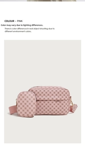 Détail d'un sac à bandoulière rose à motif vintage avec un petit porte-monnaie assorti
