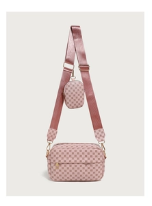 Détail du sac bandoulière rose avec motif géométrique vintage et mini pochette assortie