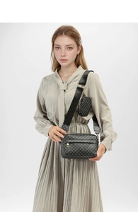 Détail d'un sac bandoulière avec sangle large et petit porte-monnaie rond sur mannequin